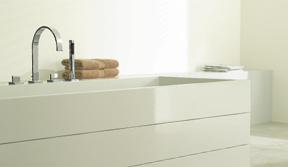 Die Badewanne vermittelt durch eine klare Linienführung und warme Farben eine Atmosphäre von Ruhe und Entspannung