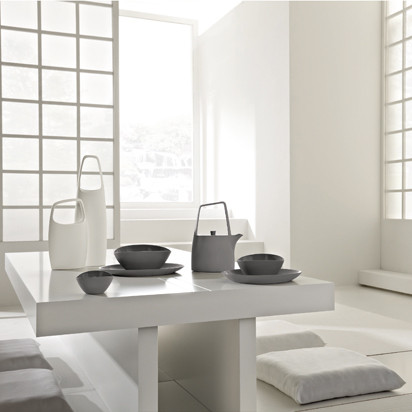 Zweiklang von Weiß und Grau: Japan lässt grüßen bei dieser Porzellanserie des deutschen Herstellers Ritzenhoff