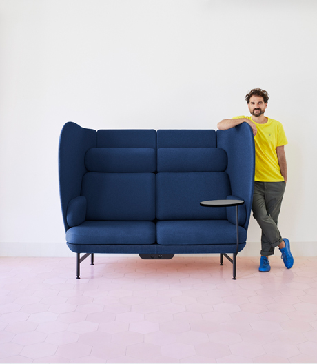 Ein flauschiger Sofasessel mit riesigen Elefantenohren von Jaime Hayon.