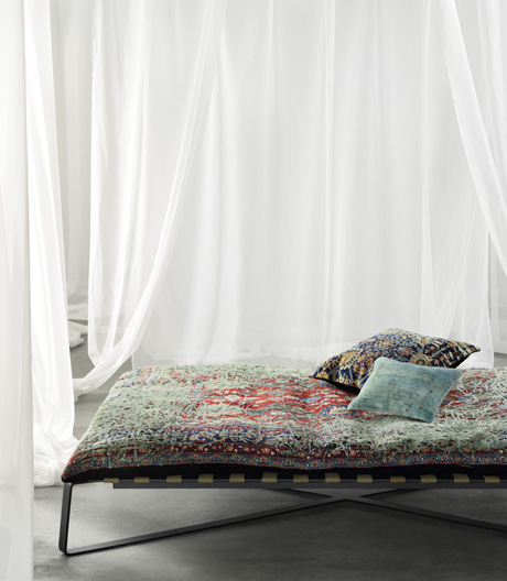 Reise in den Orient mit Umweg über Wien: Teppich-bespanntes Daybed von Jan Kath
