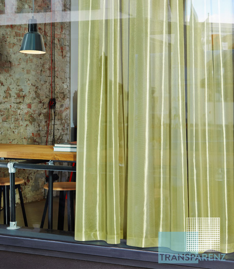 Création Baumann hat metallisierte Vorhangstoffe lanciert, die Licht und Wärme regulieren.