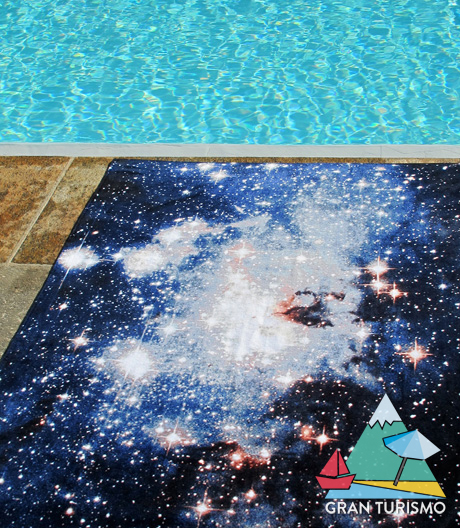 Urlaub im Weltall? Die Badetücher von Schönstaub holen unendliche Weiten an den Beckenrand.