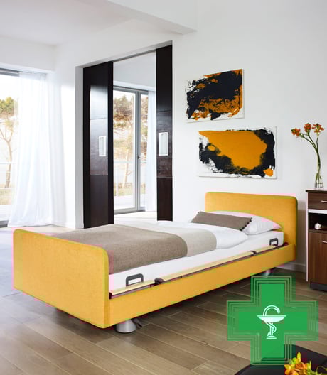 Wohnliche Seltenheit: Heilsam schön ist dieses textil bekleidete Pflegebett von Stiegelmeyer