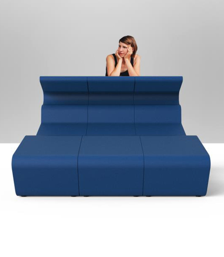 Die Architekten schneider+schumacher haben für Koleksiyon eine moderne Chaise Lounge entworfen, die aus einem Stück gefertigt wird.