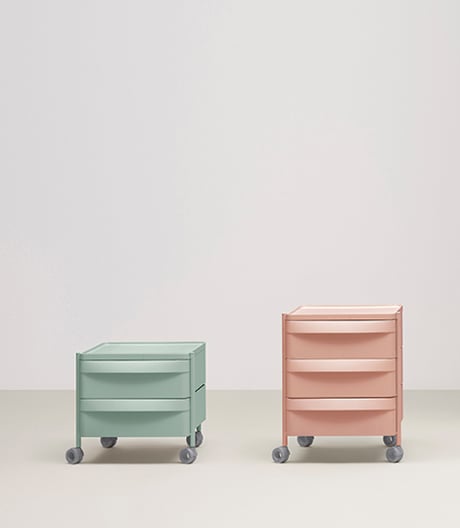 Pedrali bietet Hubarbeitsplätze mit persönlichem Stauraum.