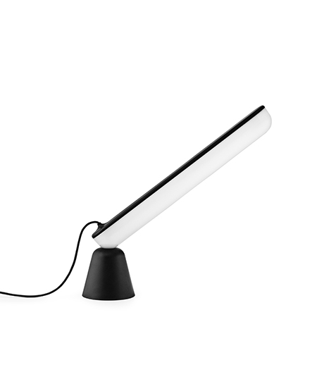 Diese LED-Leuchte von Normann Copenhagen macht Kunststücke auf dem Schreibtisch.