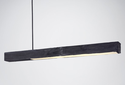 Ein massiver Holzblock in eine leicht und schwebend anmutende Leuchte verwandelt