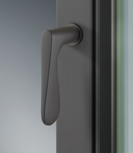  Ob Holz oder Metall: Der neue FSB Steckgriff eignet sich für nahezu alle Fensterprofile.