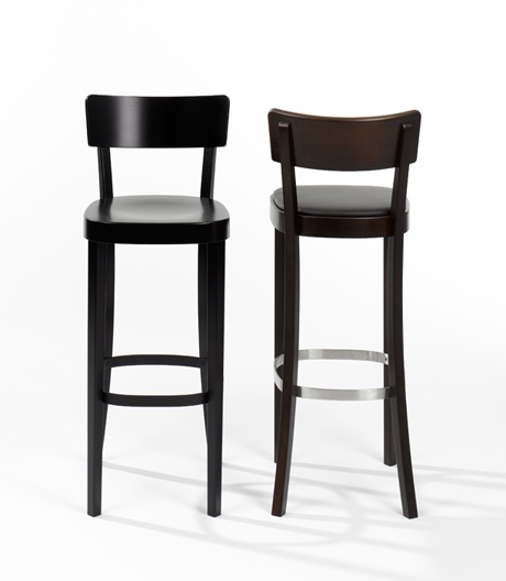 Der Holzstuhlklassiker von horgenglarus ist in die Höhe gewachsen.