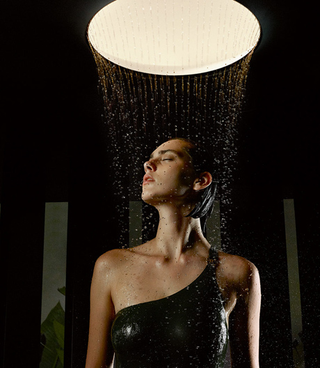 Mit dieser Dusche verbindet Dornbracht ein Lichterlebnis für Körper, Geist und Seele.
