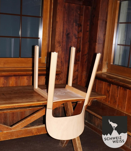 Für Atelier Pfister hat der Zürcher Designer Jörg Boner den Stuhl für alle Fälle aufs Nötigste reduziert