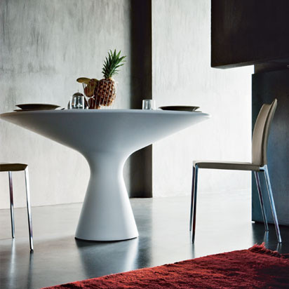 Möbel mit Wespentaille: Der Allroundtisch Blanco von Jacopo Zibardi