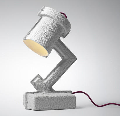 Die recyclebare Leuchte von &tradition ist der perfekte Entwurf für die kurzlebige Produktwelt der globalisierten Wegwerfgesellschaft.