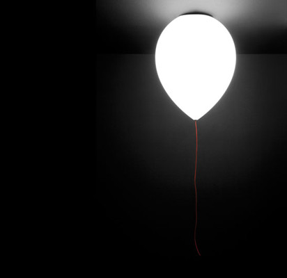 Die neue Leuchte von Estiluz scheint wie ein davongeflogener Gasluftballon im Raum zu schweben