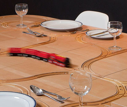 Für kleine und große Kinder: dieser Esstisch wird zu einer interaktiver Spielwiese