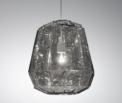 Gelungener Mix aus innovativem Material und klassischer Form: Kai Linkes neue Pendelleuchte Cosmo