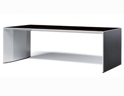 Minimales Erscheinungsbild und hochwertige Materialien: die neue Tischserie von Dynamobel