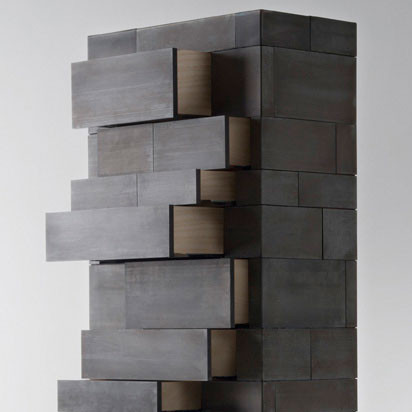 Metallische Hülle mit hölzernem Kern: der Schubladenschrank Celato von De Castelli gwinnt nach und nach eine würdevolle Patina