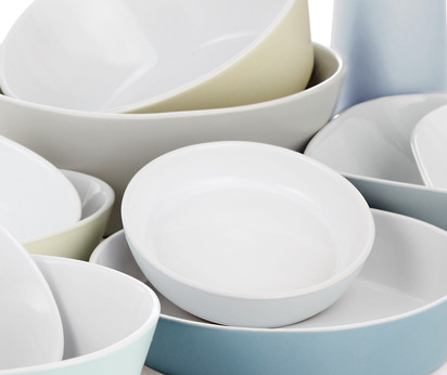 In Pastellfarben kommen Schüsseln, Auflaufformen und Kannen von Maria Berntsen für den dänischen Hersteller Erik Bagger daher