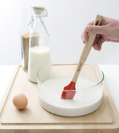 Le Creuset stellt hübsche Küchenwerkzeuge bereit, um mal wieder einen leckeren Kuchen zu backen