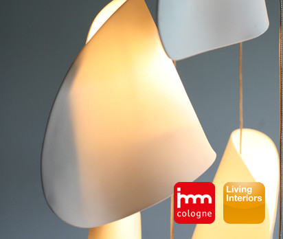 Masse mit Klasse: 21 individuell geformte Porzellanleuchten ergeben einen Leuchter mit skulpturalem Charakter