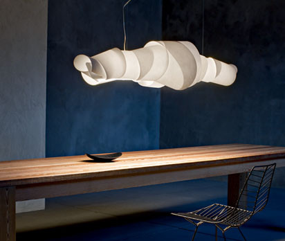 An eine schwebende Lichtwolke erinnert die Hängeleuchte von Marc Sadler für Foscarini