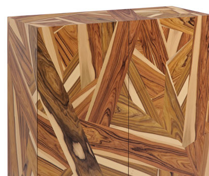 Mit frechen Furnieren und musikalischen Hebeln schert dieser Schrank von Edra aus der Reihe