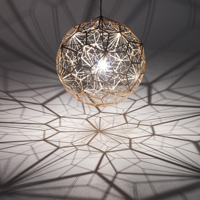 Geometrische Leuchte von Tom Dixon wirft ein faszinierendes Schattenspiel