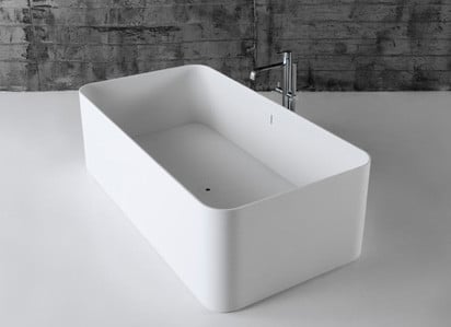 Puristisch in der Form und zudem extrem dünn: Diese Badewanne hat nur 12 Millimeter dünne Wände