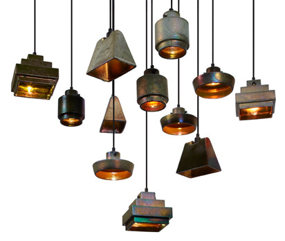 Irisierend wie Öl auf Wasser schimmern die neuen Pendelleuchten von Tom Dixon