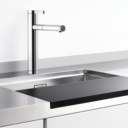 Blanco hat die klassische Arbeitsplatte neu interpretiert und integriert die Arbeitszonen Spülen, Vorbereiten und Kochen fugenlos