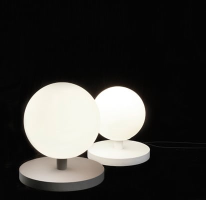 Dies Bodenleuchte setzt den klassisch runden Leuchtenschirm neu in Szene