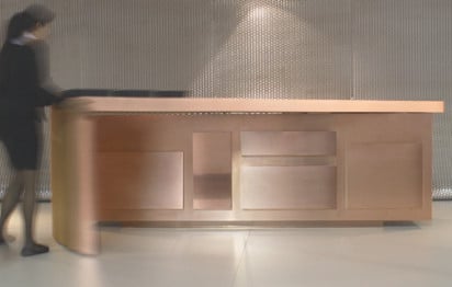 Der italienische Hersteller Strato präsentiertesein neues Küchenmodell: Der Entwurf integriert einen schwenkbaren Tisch