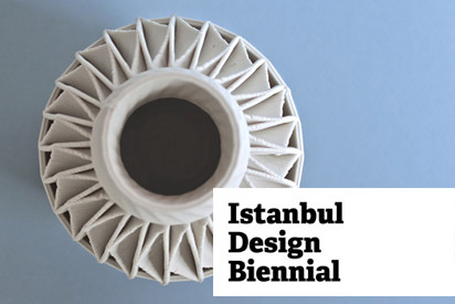 Das belgische Designkollektiv Unfold hat sich einen digitalen 3D-Drucker ausgedacht, der präzise Porzellanobjekte herstellt