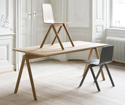 Objektllinie für den Arbeitsraum, die sich von klassischer Institutsmöblierung verabschiedet