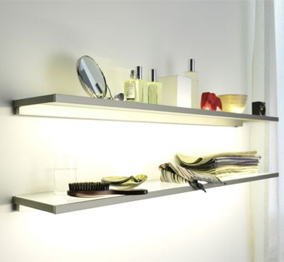 Dieses Bord fungiert als Leuchte und setzt Lichtakzente im Raum