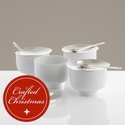 Wenn das weiße Gold auf Silber trifft: fragile Arbeiten der Silberschmiedin Maike Dahl für die Porzellanmanuaktur Fürstenberg.