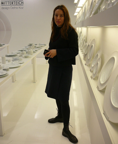 Defne Koz gestaltete nicht nur ein Porzellan mit 150 Einzelteilen, sondern den Messestand von Mitterteich auf der ambiente 2013 gleich mit