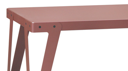 Ein Tisch von Christoph Seyferth, der dank einer flexiblen Stahlplatte immer auf dem Boden bleibt