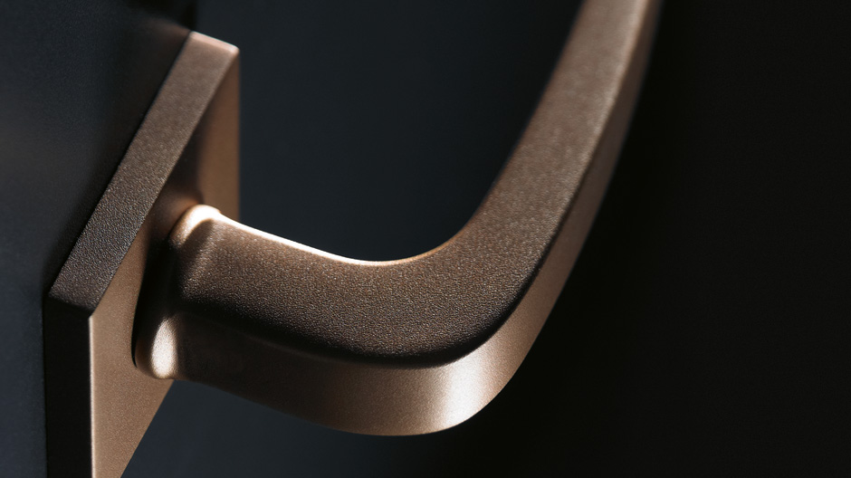 Patina für Tür- und Fensterbeschläge: So werden die Aluminiumklassiker von FSB samtig-matt verfeinert.