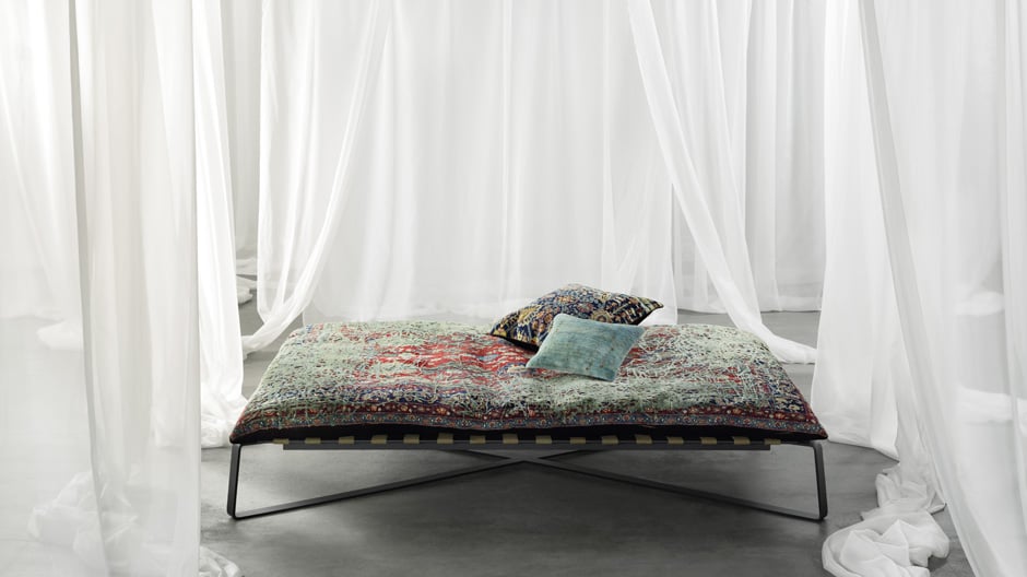 Reise in den Orient mit Umweg über Wien: Teppich-bespanntes Daybed von Jan Kath
