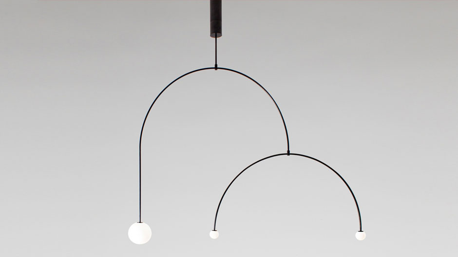 Ein Mobile aus Licht: bewegende Leuchter von Michael Anastassiades