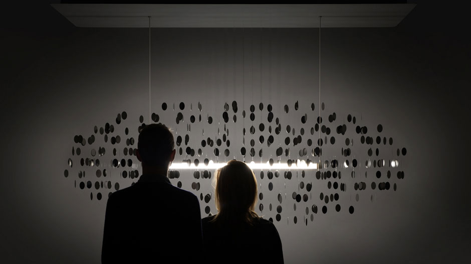 Diese Wolke aus Stahlblättchen von Quentin des Coster bringt Licht statt Schatten