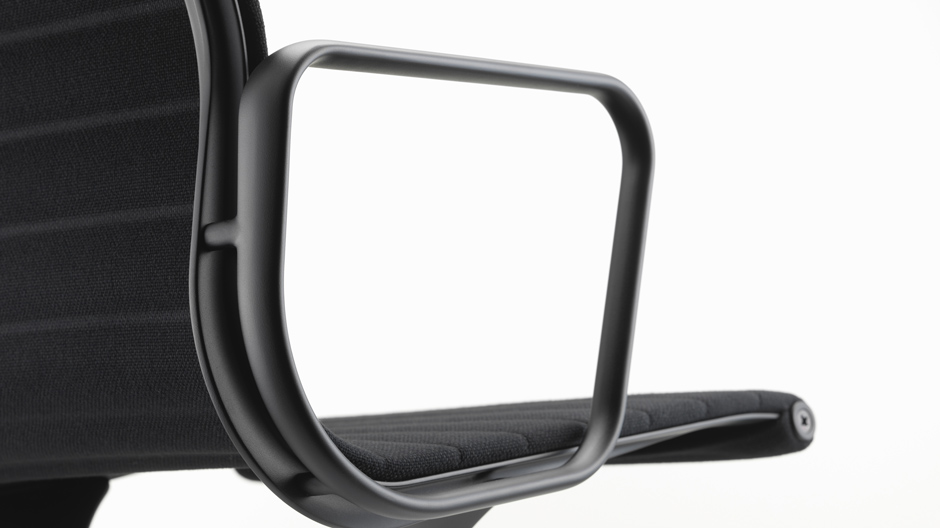 Eames Demetrios und Vitra haben die Ikone in ein schwarzes Gewand getaucht.