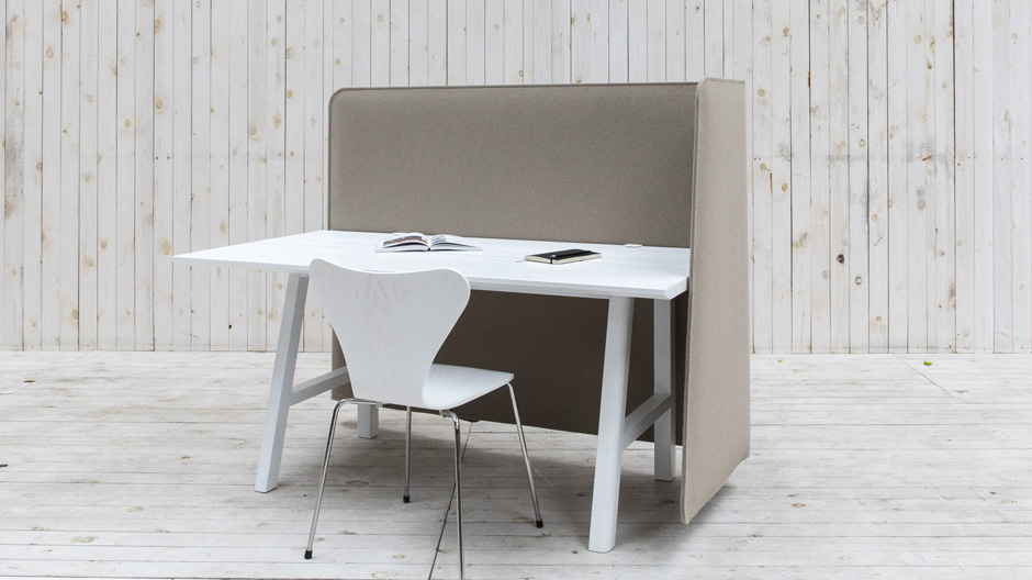 Mein Tisch ist mein Schlachtfeld: Das neue Schreibtisch-Schutzschild von BuzziSpace bringt Ruhe ins Büro.