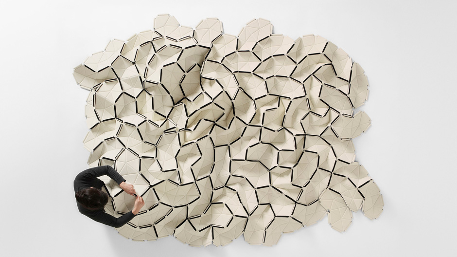 Das schalldämpfende Fliesensystem von den Bouroullecs bekommt ein neues Gewand.