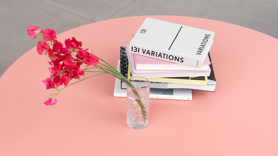 Aprikose, Reinorange oder Miamipink: Der neue Couchtisch von Objekte unserer Tage wird in jedem Raum zum bunten Hund.