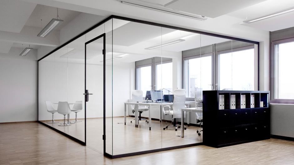 Rückzug mit Durchblick: Das innovative Glastrennwandsystem von procedes interior design solutions.