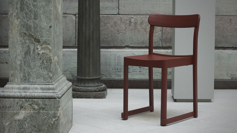 TAF Studio aus Stockholm haben für Artek einen schlanken Holzstuhl entworfen.