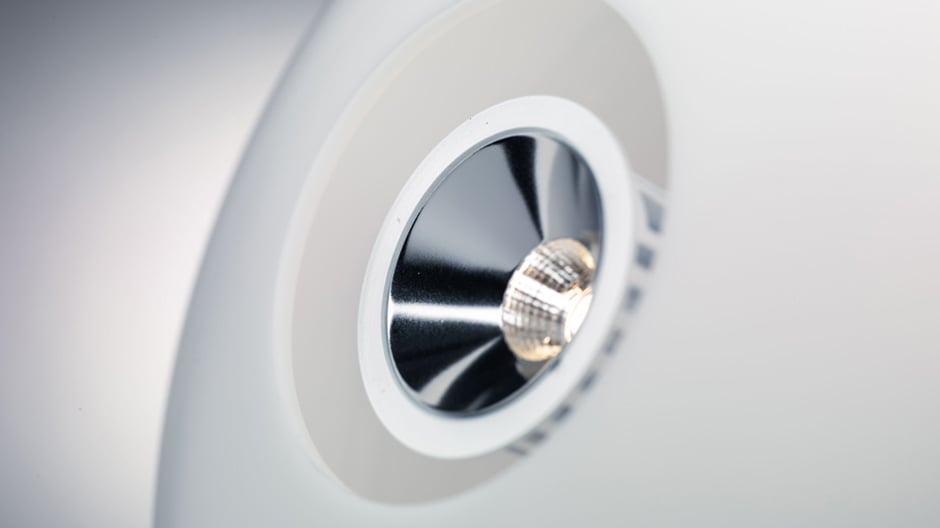 Eine Kugel mit doppelter Wirkung: die neue Leuchte von Adolf Krischanitz für die Zumtobel-Sonderkollektion The Editions